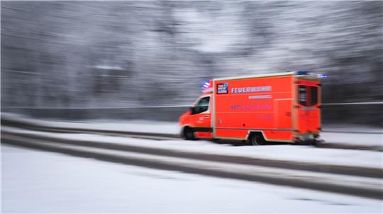 Bei einem Autounfall werden zwei Kinder verletzt. (Symbolbild)