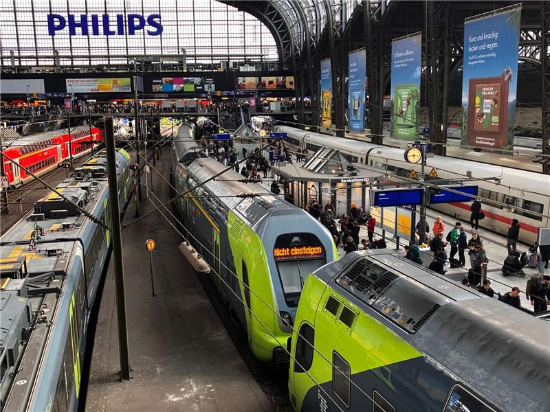 Unfall mit Bauzug - Chaos am Hamburger Hauptbahnhof Bei einem Bahnunglück am Hamburger Hauptbahnhof sind am Freitagnachmittag sechs Menschen verletzt worden.