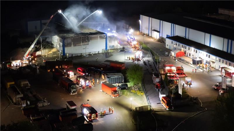 Bei einem Brand einer großen Halle auf einem Recyclinghof wurde niemand verletzt. 