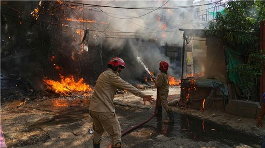 Bei einem Brand eines Gebäudes sind in Neu-Delhi zahlreiche Menschen gestorben.