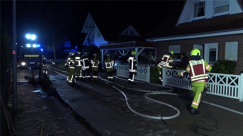 Bei einem Brand in der Nacht zu Freitag in einem Einfamilienhaus in Burgwedel sind zwei Frauen ums Leben gekommen.