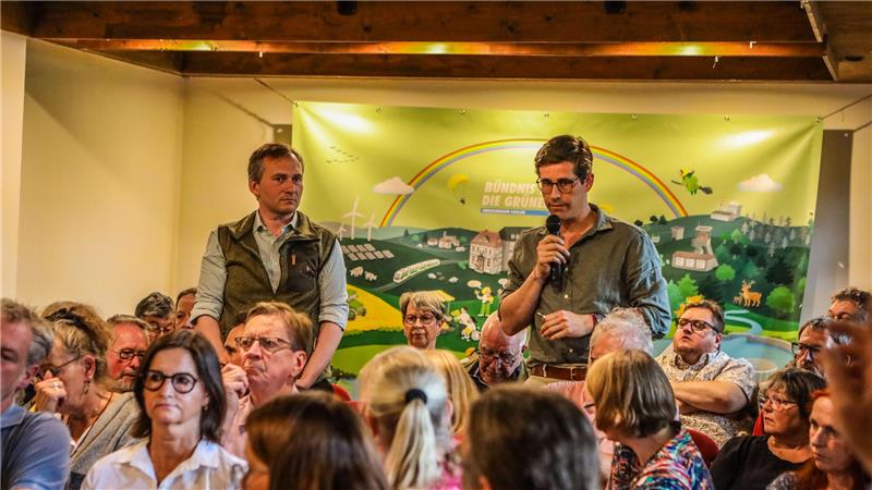 Bei einem Bürgerdialog auf Einladung der Grünen erklären Jens Jacobi (l.) und Alexander Schönburg-Hartenstein im Juli, dass sie noch nicht auf alle Fragen antworten können.