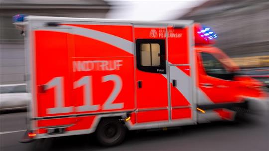 Bei einem Einsatz des Rettungsdienstes kommt es zu Gewalt - und zu einem Angriff auf einen Sanitäter und einen Anwohner. (Symbolbild)