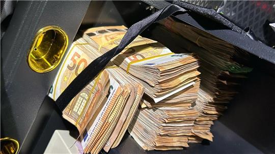 Bei einem Einsatz gegen Schwarzarbeit haben Ermittler auch größere Mengen Bargeld beschlagnahmt.