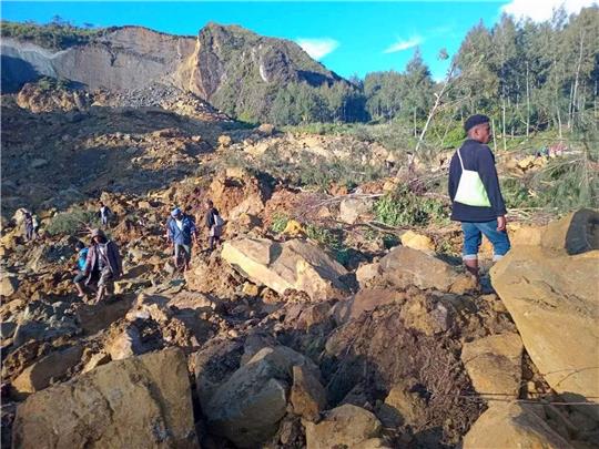 Bei einem Erdrutsch sind Berichten zufolge mehrere Dutzend Menschen in einem abgelegenen Dorf im Norden Papua-Neuguineas gestorben.
