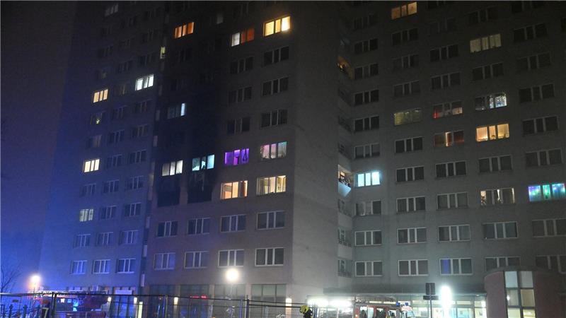 Bei einem Feuer in einem Hochhaus ist ein Kind gestorben.