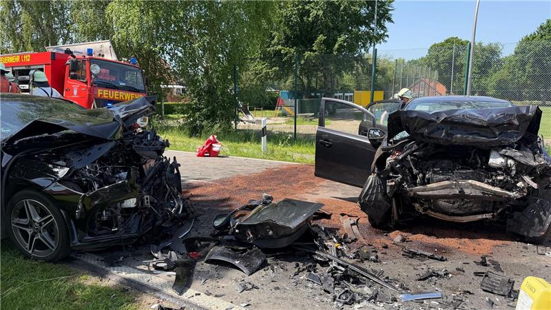 Bei einem Frontalzusammenstoß im Emsland stirbt ein Fahrer. 