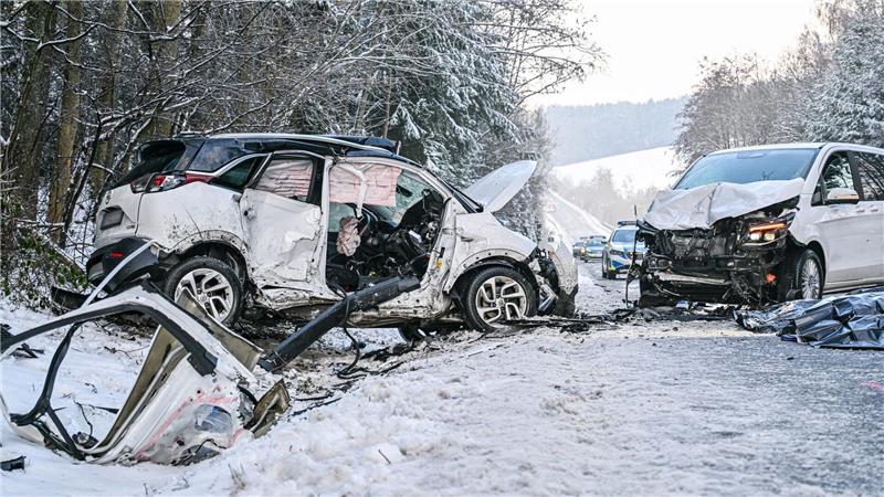 Bei einem Frontalzusammenstoß zweier Autos im bayerischen Landkreis Dingolfing-Landau sind zwei Menschen ums Leben gekommen. 