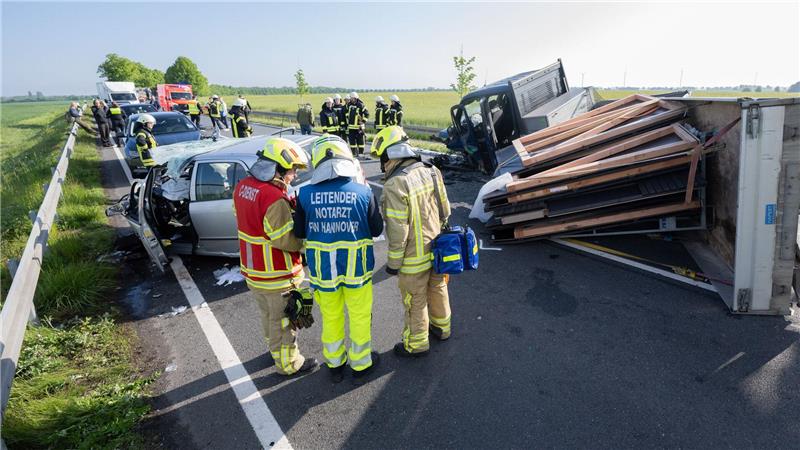 Bei einem Frontalzusammenstoß zweier Autos nahe Pattensen werden sechs Menschen verletzt, fünf davon schwer.