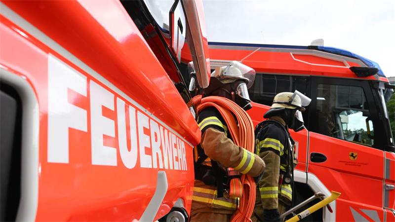 Bei einem Gebäudebrand in Lüneburg entsteht ein hoher Schaden. (Symbolbild)