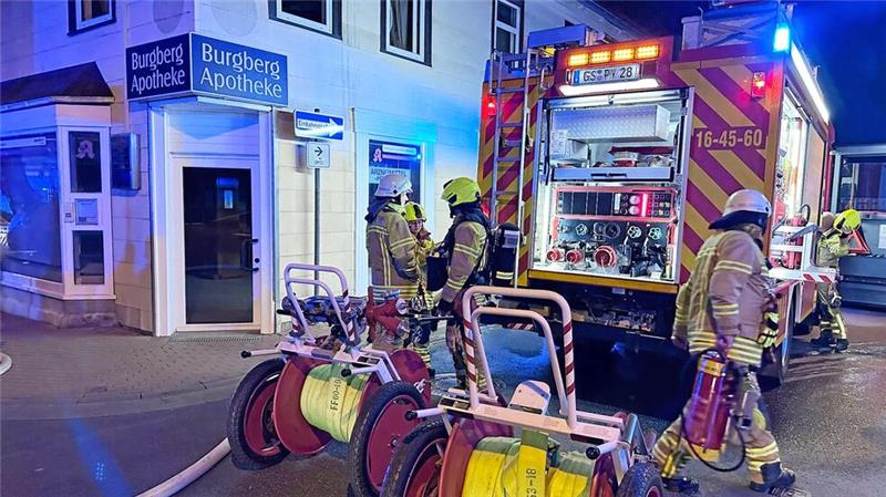 Bei einem Gebäudefeuer im Mai muss die Feuerwehr gleich mehrere Menschen in Sicherheit bringen. Das ist nur einer von 230 Einsätzen.