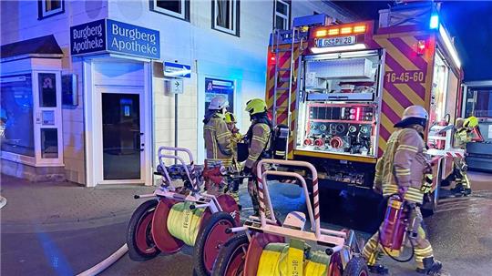Bei einem Gebäudefeuer im Mai muss die Feuerwehr gleich mehrere Menschen in Sicherheit bringen. Das ist nur einer von 230 Einsätzen.