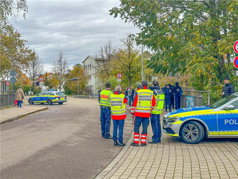 Offenburg: Schüler nach Schuss im Klassenzimmer getötet Bei einem Großeinsatz der Polizei an einer Schule in Offenburg ist ein Tatverdächtiger festgenommen worden.