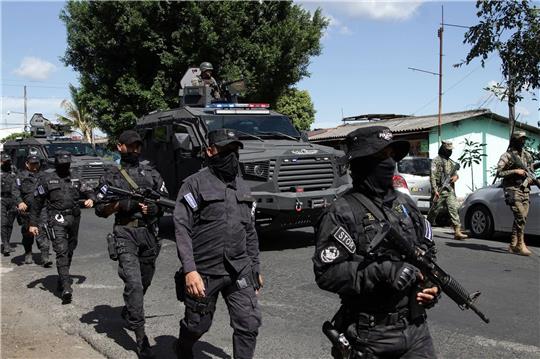 Bei einem Großeinsatz gegen die mächtigen Jugendbanden in El Salvador haben  Sicherheitskräfte die Stadt Soyapango abgeriegelt und nach Gangmitgliedern gesucht.