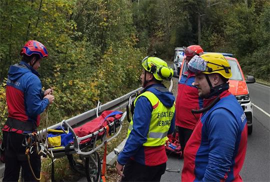 Personen, die Mitglied der Bergwacht sind, stehen an der Unfallstelle