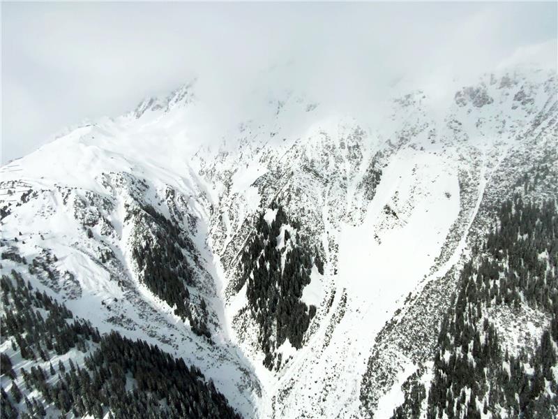 Zwei Männer aus Bayern von Lawinen erfasst Bei einem Lawinenabgang in Österreich ist ein Wanderer ums Leben gekommen (Symbolbild).