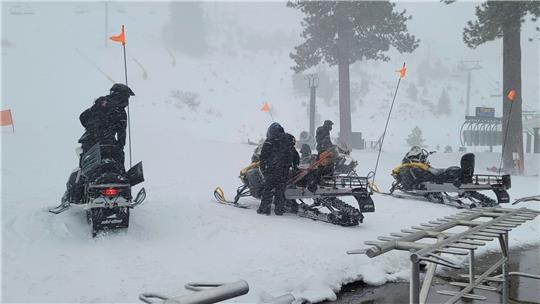 Bei einem Lawinenabgang in einem kalifornischen Skigebiet ist ein Mensch gestorben. Drei weitere Skiläufer sind von den Schneemassen mitgerissen und dabei leicht verletzt worden.