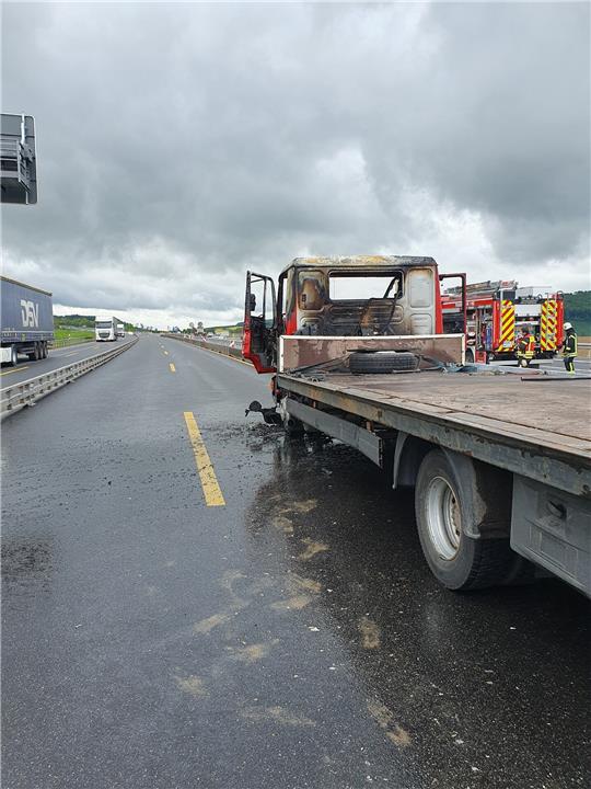 Bei einem Lkw brennt die Fahrerkabine aus. Foto: Autobahnpolizei Göttingen