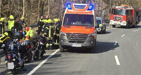 Bei einem Motorradunfall auf der B27 wird eine 48-Jährige schwer verletzt.