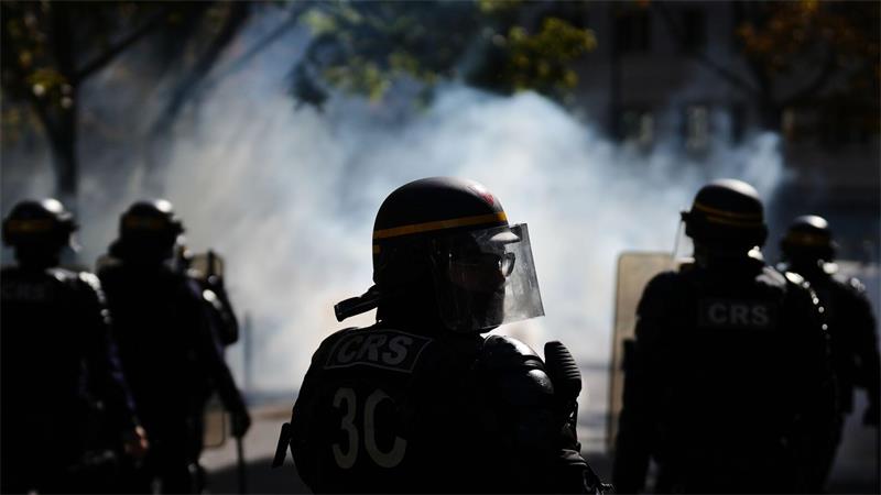 Bei einem Polizeieinsatz gegen demonstrierende Schüler im nordfranzösischen Lens hat ein 15-Jähriger eine Hand verloren (Symbolbild).