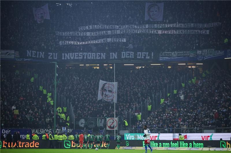 Das Pulverfass: Hannover 96 und der Streit um Martin Kind Bei einem Protest der Fans von Hannover 96 wird ein Banner mit der Aufschrift "Nein zu Investoren in der DFL!" und dem Gesicht vom Geschäftsführer des Fußball-Zweitligisten Hannover 96, M. Kind, mit einem Fadenkreuz gezeigt.