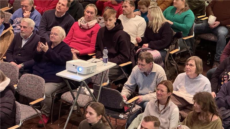 Bei einem Public Viewing sehen auf Einladung des Bergstadtvereins mehr als 200 Besucher die neunte Folge der Krimireihe „Harter Brocken“ im Kurhaus.
