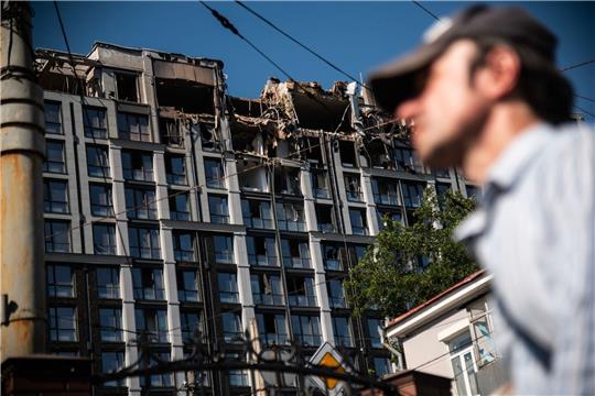 Bei einem Raketeneinschlag in Dnipro wurden mehrere Menschen verletzt.