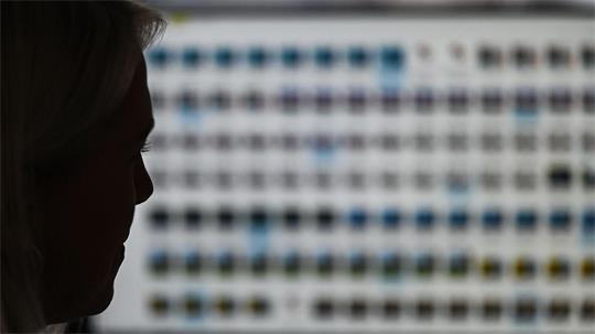 Bei einem Richter sollen über 1,8 Millionen Dateien mit kinder- und jugendpornografischen Darstellungen gefunden worden sein - er ist nun angeklagt. (Symbolbild)