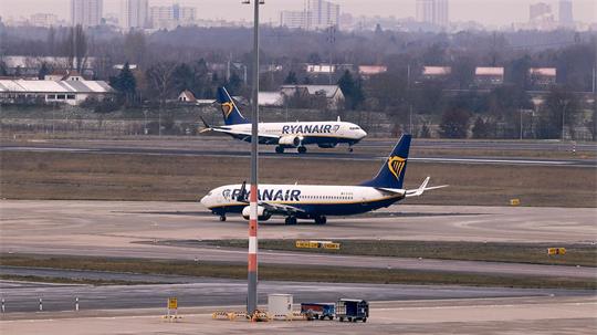 Bei einem Ryanair-Flug brach unterwegs eine Scheibe, Passagieren zufolge geriet ein Passagier in Not. (Symbolbild)