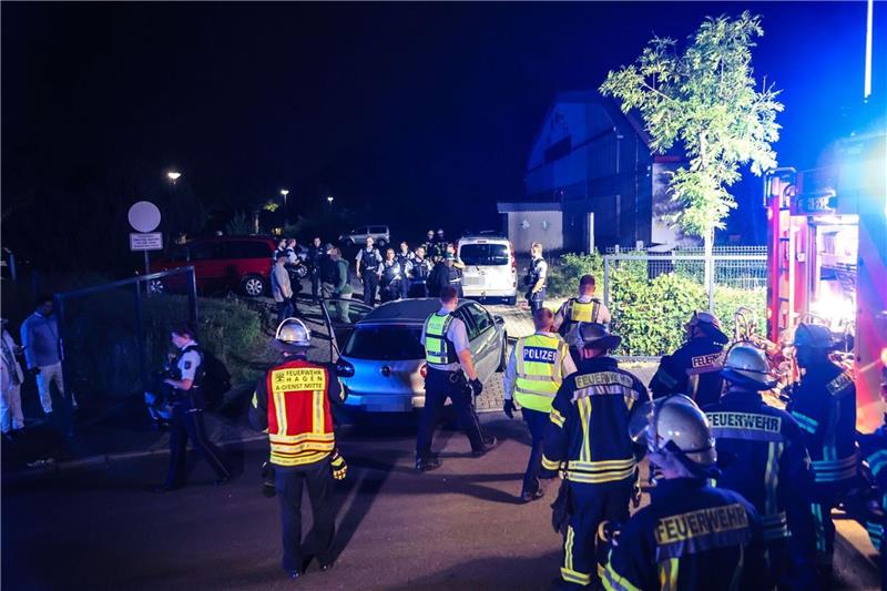 Hagen: Mann fährt Auto bei Hochzeitsfeier in Gruppe Bei einem Streit auf einer Hochzeitsfeier in Hagen sind mehrere Menschen verletzt worden.