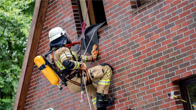 Bei einem Szenario mussten sich die Einsatzkräfte aus einem Gebäude abseilen.