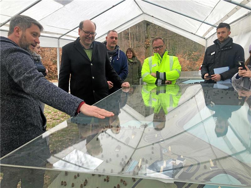 Bei einem Termin an der Granetalsperre hat sich Niedersachsens Umweltminister Christian Meyer (2. v. li.) von Lars Schmidt (2. v. re.), Geschäftsführer der Harzwasserwerke (HWW), und HWW-Mitarbeiter Alexander Hutwalker (li.) über Pläne zum Ausbau des Granestaussees informieren lassen. Foto: Stade