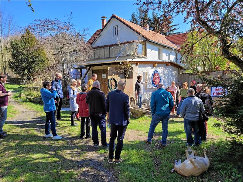 Den „Falken“ werden tüchtig die Flügel gestutzt Bei einem Treffen erklären die „Falken“ Anwohnern ihre Pläne. Foto: Exner