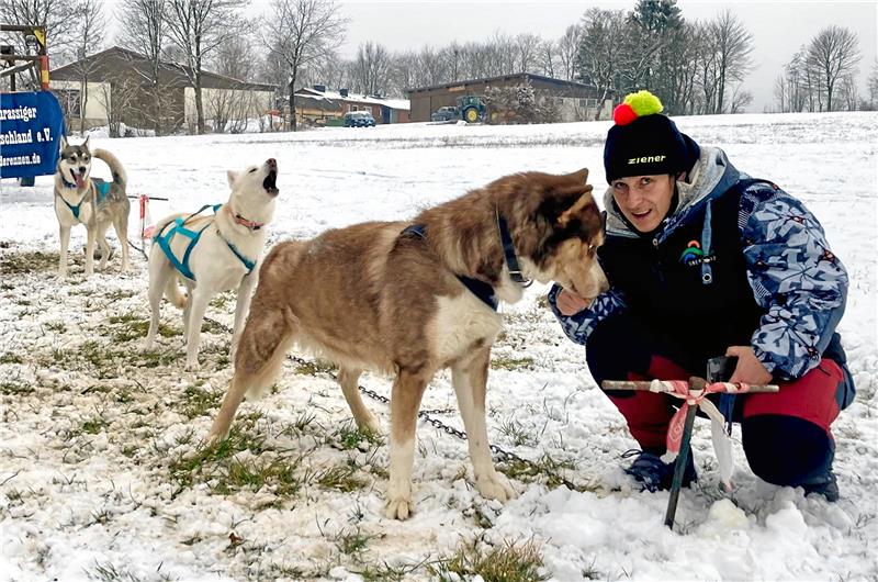 Bei einem Treffen mit den Polarhunden besteht die Möglichkeit, Bilder zu machen – so wie es hier Eventmanagerin Silvia Hoheisel tut. Foto: Tourist-Informationen Oberharz
