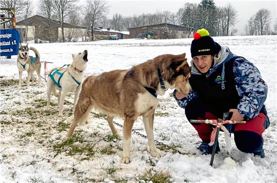 Bei einem Treffen mit den Polarhunden besteht die Möglichkeit, Bilder zu machen – so wie es hier Eventmanagerin Silvia Hoheisel tut. Foto: Tourist-Informationen Oberharz