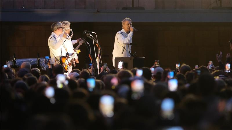 Bei einem Überraschungskonzert in Chemnitz hatte Kraftklub das neue Album „Sterben in Karl-Marx-Stadt“ Ende Mai angekündigt. Nun erscheint es am 28. November. (Archivbild)