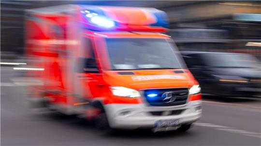 Frontalzusammenstoß beim Abbiegen – mehrere Verletzte Bei einem Unfall am Freitagabend werden drei Menschen verletzt. Feuerwehr und Rettungsdienst waren vor Ort. (Symbolbild)