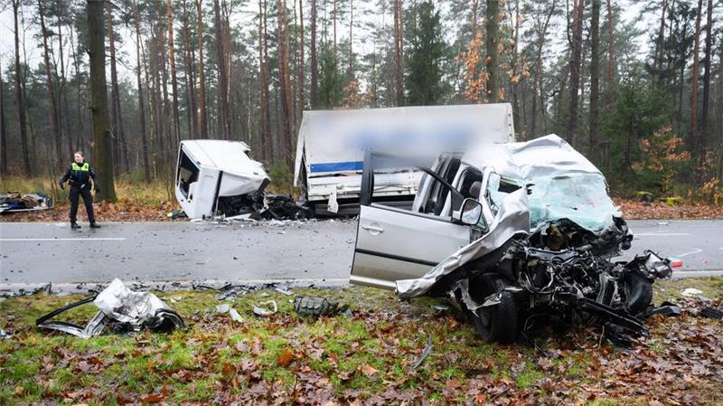 Bei einem Unfall auf der B214 sterben zwei Menschen.