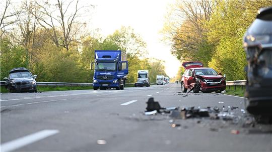 Bei einem Unfall auf der B72 gab es drei Verletzte.  