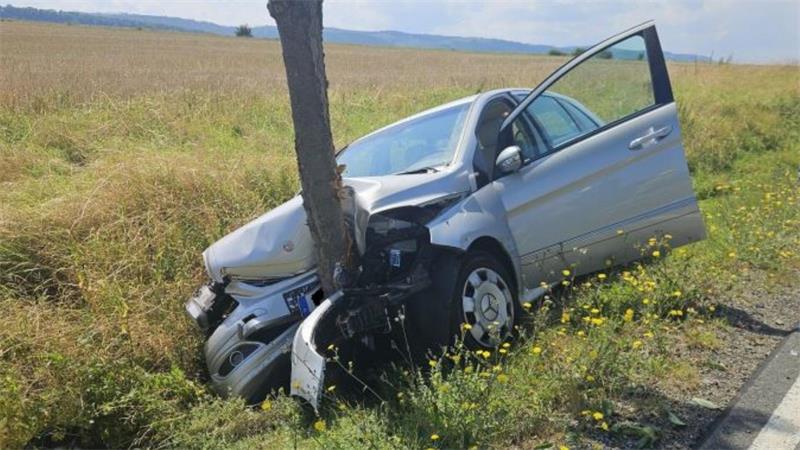 Pkw prallt gegen einen Straßenbaum