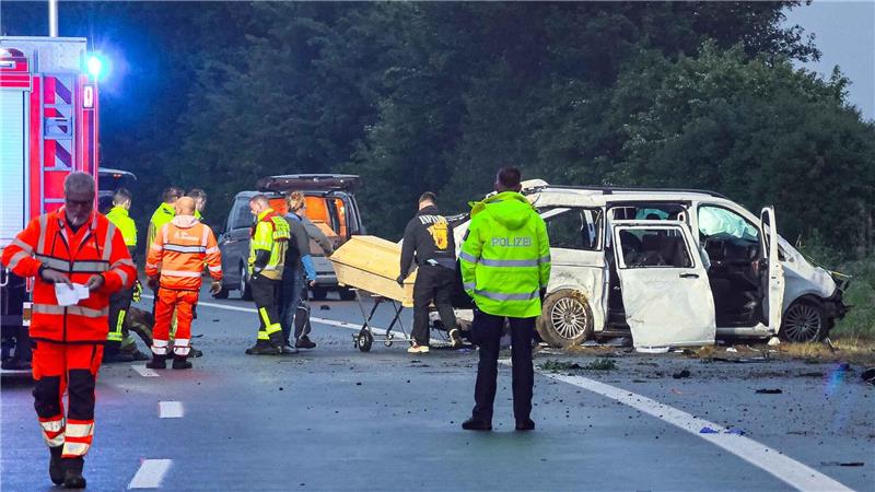 Drei Tote bei Kleinbus-Unfall auf A48 nahe Koblenz Bei einem Unfall eines Kleinbusses auf der Autobahn 48 bei Koblenz sind in der Nacht drei Menschen tödlich verletzt worden.