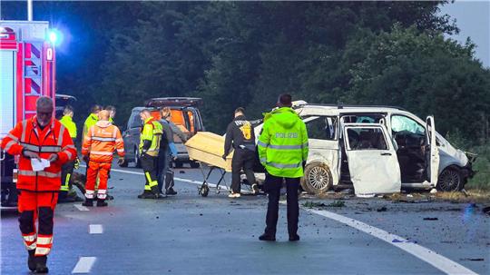 Bei einem Unfall eines Kleinbusses auf der Autobahn 48 bei Koblenz sind in der Nacht drei Menschen tödlich verletzt worden. 