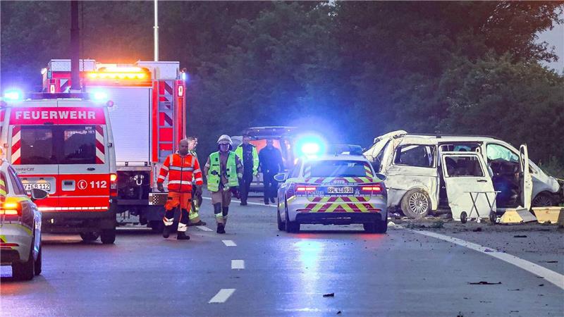 Drei Tote bei Kleinbus-Unfall auf A48 nahe Koblenz Bei einem Unfall eines Kleinbusses auf der Autobahn 48 bei Koblenz sind in der Nacht drei Menschen tödlich verletzt worden.
