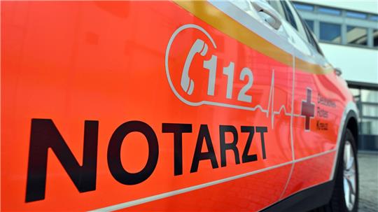 Bei einem Unfall im Emsland ist ein junger Mensch tödlich, drei weitere sind schwer verletzt worden. (Symbolbild)