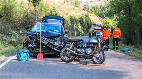 Bei einem Unfall im Harz wurde ein Motorradfahrer schwer verletzt. Ein Rettungshubschrauber brachte den 35-Jährigen in ein Krankenhaus.