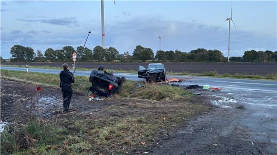 Bei einem Unfall im Landkreis Stade ist ein Mann tödlich, ein anderer schwer verletzt worden. 