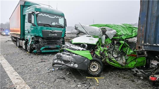 Bei einem Unfall in Bayern sterben mindestens drei Menschen. 