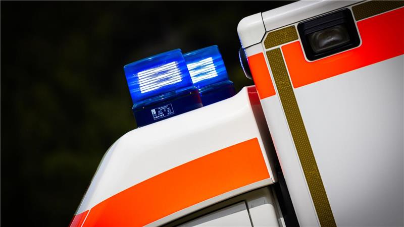 Bei einem Unfall mit Überschlag wird der Fahrer eines Transporters schwer verletzt. (Symbolbild)