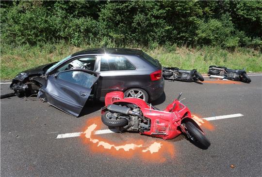 Bei einem Unfall mit zwei Autos und einer Motorrollergruppe in Oberbayern sind laut Polizei mehrere Menschen teils schwer verletzt worden.