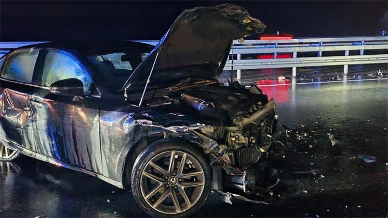 Drei Verletzte bei Unfall auf regennasser A7 Bei einem Unfall wurden drei Personen verletzt.